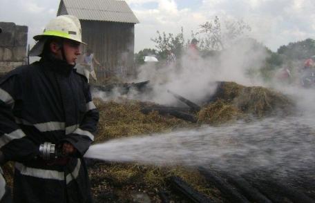 Furaje incendiate de un copil de 5 ani