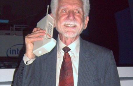 Telefonul mobil a împlinit 38 de ani