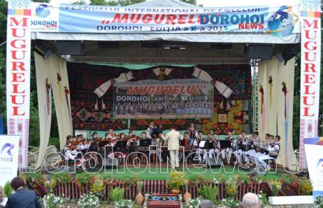 Vezi imagini din prima zi a Festivalului Internațional de muzică populară „Mugurelul” Dorohoi 2015 – FOTO