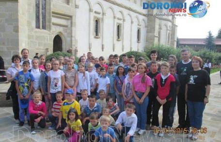 Excursie binemeritată pentru elevii din Ibănești: Pelerinaj în Maramureș - FOTO