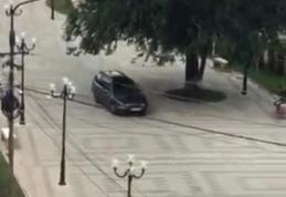 Primim la redacție: Un șmecher din Dorohoi a intrat cu mașina în zona pietonală - VIDEO / FOTO
