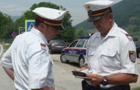 Şofer român care transporta 42 de imigranţi, arestat în Austria