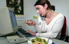 Unu din trei angajaţi mănâncă la birou sau sare peste pauza de masă