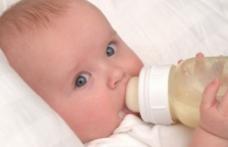 Mămici, atenţie ce-i daţi bebeluşului să mănânce! Medicii vorbesc despre otrava din biberoane