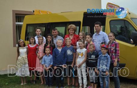 Mihaela Huncă prezentă la Dorohoi și Hilișeu-Horia pentru a întâmpina primele microbuze școlare sosite în județ - FOTO