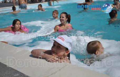 Distracție maximă la piscina semi-olimpică din Dorohoi: Spumă, muzică bună și soare puternic – VIDEO/FOTO