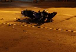 Puști de 17 ani rănit după ce s-a izbit cu motociclul într-un autoturism