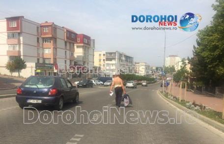 Amuzant dar periculos: Un bărbat a coborât Bulevardul Victoriei din Dorohoi pe mijlocul străzii - FOTO