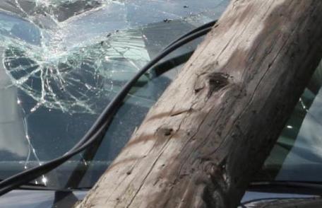 Un stâlp metalic din Dumbrăvița a stat în calea unui șofer turmentat