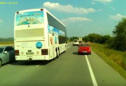 Depăşire criminală. Cum a fost filmat şoferul unui autocar, pe un drum din România - VIDEO