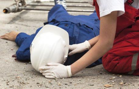 Angajat al unei firme de cablu a ajuns la Spitalul Dorohoi după ce a căzut de pe scară în timp ce lucra