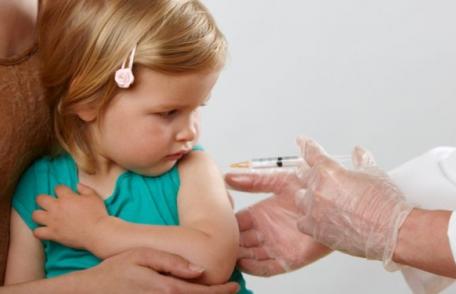 Legea vaccinării. Ce riscă părinţii şi medicii care sunt împotriva imunizării copiilor