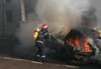 Autoturism cuprins de flăcări din cauza aprinderii combustibilului scurs pe motorul încins