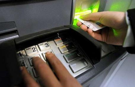 Patru dintre cele mai mari bănci nu taxează clienţii care îşi verifică soldul la ATM-urile din reţeaua proprie