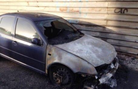 Scandalul ia amploare la Roma: Maşini româneşti, stropite cu benzină şi incendiate - FOTO