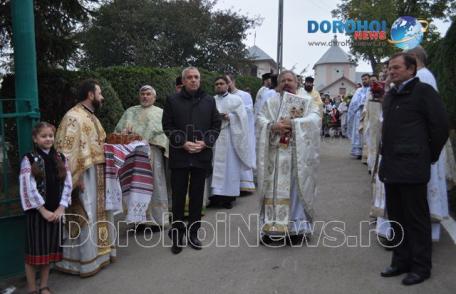 Prefectul Costică Macaleți alături de credincioși la re-sfințirea Bisericii „Nașterea Maicii Domnului” Trestiana, Dorohoi – VIDEO/FOTO