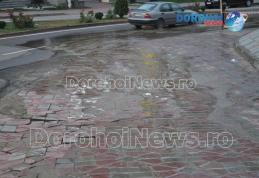 Conducta de canalizare a refulat din nou în centrul municipiului Dorohoi. Primarul este revoltat de ceea ce se întâmplă! - FOTO