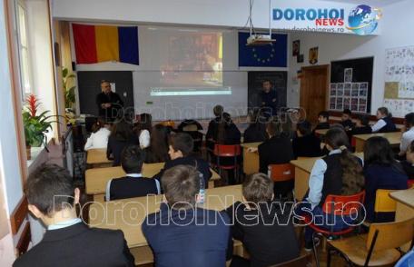 Siguranța pe internet: Activitate desfășurată de IPJ Botoșani la Școala Gimnazială „Mihail Kogălniceanu” Dorohoi - FOTO