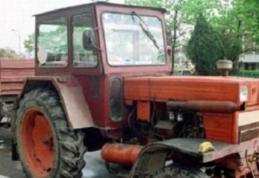  A pornit liniștit la plimbare cu tractorul prin Broscăuți, fără a deține permis de conducere