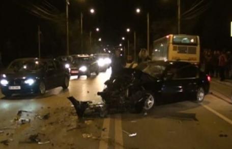 Accident cumplit în Suceava: Un pieton, lovit de o maşină şi aruncat într-un autobuz