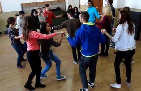 Balul Bobocilor 2015: Pregătiri și repetiții la Liceul Tehnologic „Al. Vlahuță” Șendriceni - FOTO