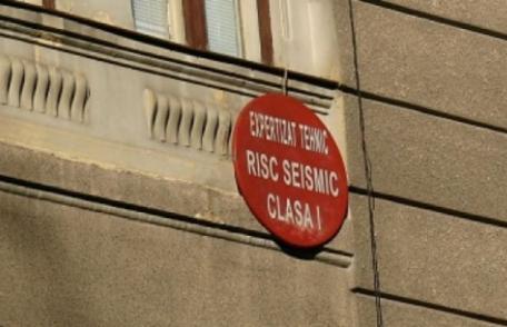 Klaus Iohannis a promulgat legea care interzice desfăşurarea de activităţi comerciale în clădirile cu risc seismic