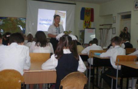 Prieteni la distanţă:Şcoala A.I Cuza Dorohoi în vizită la Gimnaziul „Nicolae H. Costin” , Chișinău, Republica Moldova - FOTO