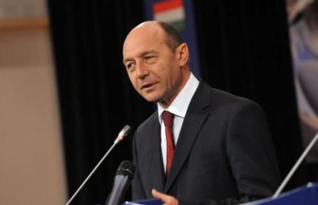 Băsescu a promulgat Legea salarizării profesorilor şi Legea codului de dialog social
