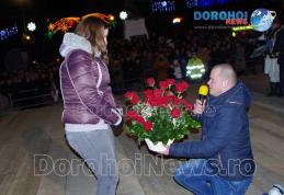 Eveniment inedit în cadrul spectacolului de datini și obiceiuri: Cerere în căsătorie în fața a mii de dorohoieni - VIDEO/FOTO