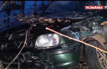 Accident! Un șofer s-a izbit cu mașina într-un cap de pod. Autoturismul a rămas suspendat pe o conductă de gaz - VIDEO