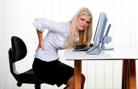 Iată ce trucuri să aplici dacă stai prea mult pe scaun la birou