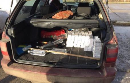Poliţiştii de frontieră au descoperit aproximativ 11.000 ţigarete de contrabandă şi 18 litri de alcool în ultimele 24 de ore - FOTO
