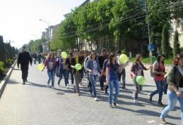 Dorohoi: Marş al liceelor în cadrul proiectului “Noi iubim viaţa”
