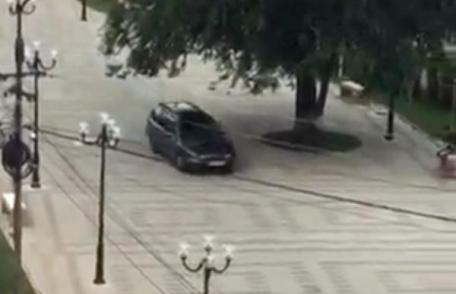 Primim la redacție - Un șmecher din Dorohoi a intrat cu mașina în zona pietonală - VIDEO / FOTO