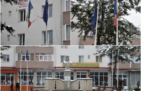Primim la redacţie - Drapelul României, situat în centrul municipiului Dorohoi, rupt, murdar și decolorat – FOTO