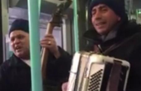 Doi români cântă bestial „Constantine, Constantine”  într-un tramvai din Geneva! Elvețienii îi aplaudă și le dau bani! - VIDEO
