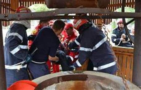  Bărbat salvat dintr-o fântână de pompierii voluntari şi militari din Dorohoi