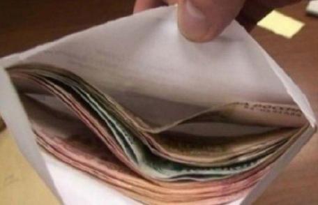Un român anonim lasă plicuri cu bani prin oraş. Ce trebuie să faci cu jumătate din banii găsiţi!