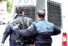 Tânăr din comuna Suharău reținut de polițiști după ce a atacat o bătrână și a adormit în casa victimei