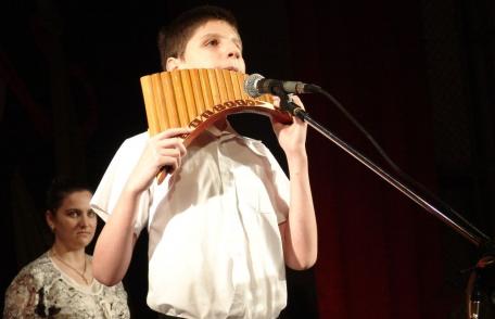 Alexandru Cozaciuc, copilul nevăzător care cântă la 12 instrumente