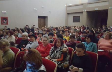 Femeile din PSD Dorohoi la teatru. „Am dorit să le oferim un moment doar al lor” - FOTO
