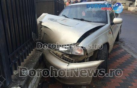 Accident! Mașină înfiptă în gardul unei case de pe strada Ștefan cel Mare din Dorohoi - FOTO