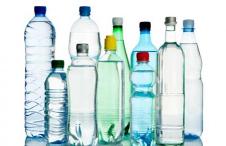Anunţul făcut de Protecţia Consumatorilor, despre apa din supermarket „Controalele la apă continuă”