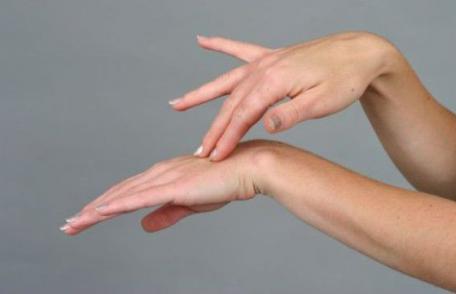 Ce afecțiuni anunță amorțirea degetelor de la mâini