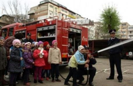 Elevi învăţaţi de pompierii din Botoşani, Dorohoi, Săveni, Ştefăneşti şi Truşeşti să-şi protejeze viaţa