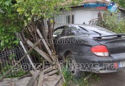 Accident de circulație în Dorohoi: Un autoturism s-a oprit în gardul unei case de pe strada Ștefan cel Mare - FOTO