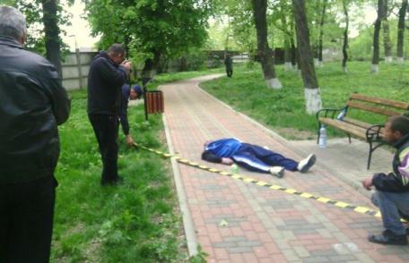 Șocant! Bărbat găsit mort într-un parc din Dorohoi - FOTO