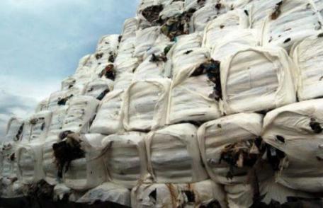 Sute de mii de tone de gunoi din Italia, pregătite să invadeze România