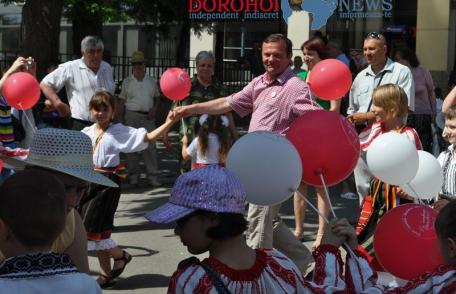 [VIDEO][FOTO] Primarul Dorin Alexandrescu alaturi de copii de ziua lor – „TE IUBESC DOROHOI!”