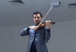 Vioara Stradivarius a ajuns în județul Botoșani unde a cântat pentru copiii din Mihăileni - FOTO